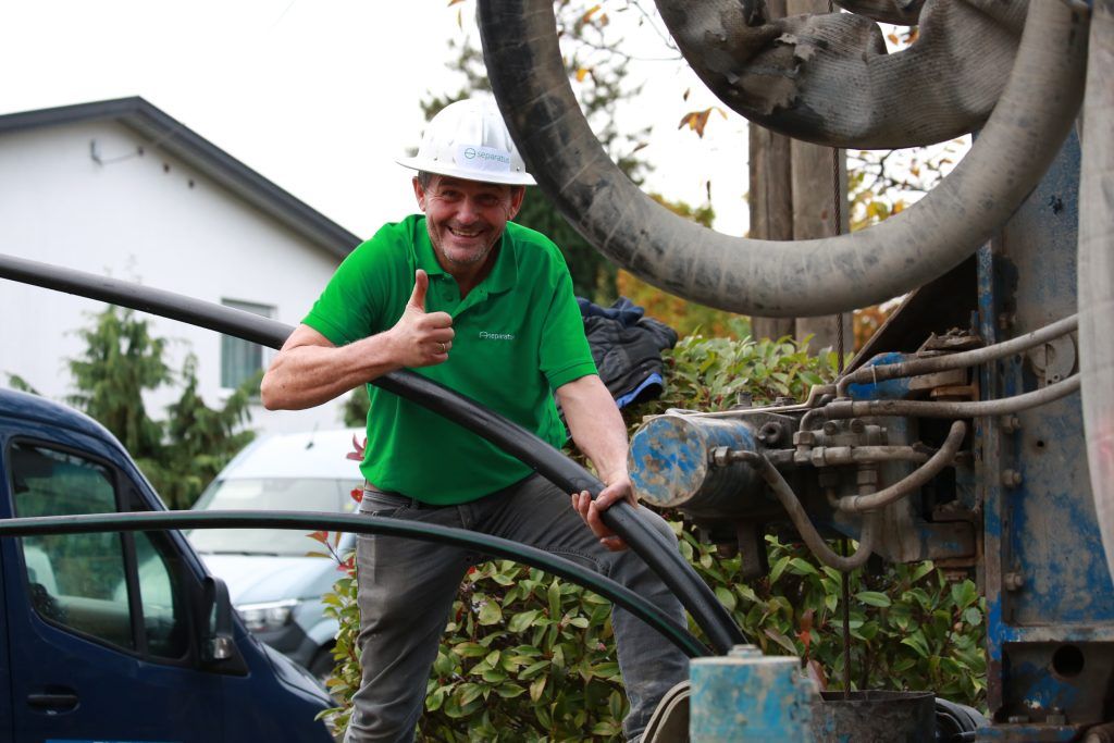 Compact drill rig for a Splitpipe drilling on a residential plot. The narrow bore reduces the total cost of the Earth probe by around 15 % at 108 mm instead of 132 mm borehole.